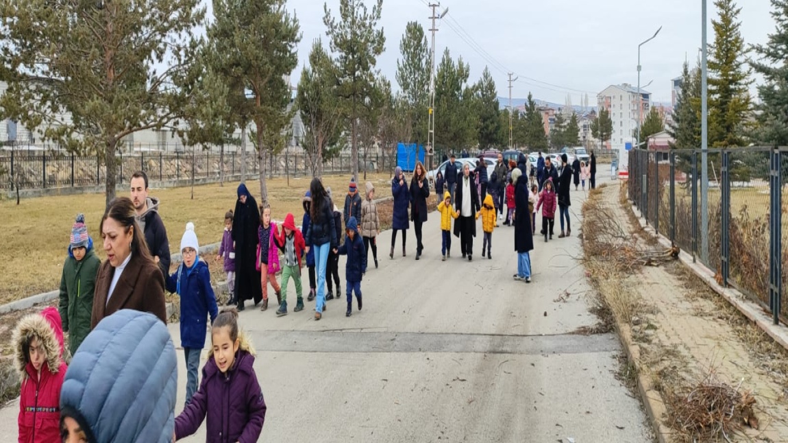 Dönem sonu etkinliklerimiz devam ediyor. Öğrencilerimizle yaptığımız yürüyüşümüzden kareler.