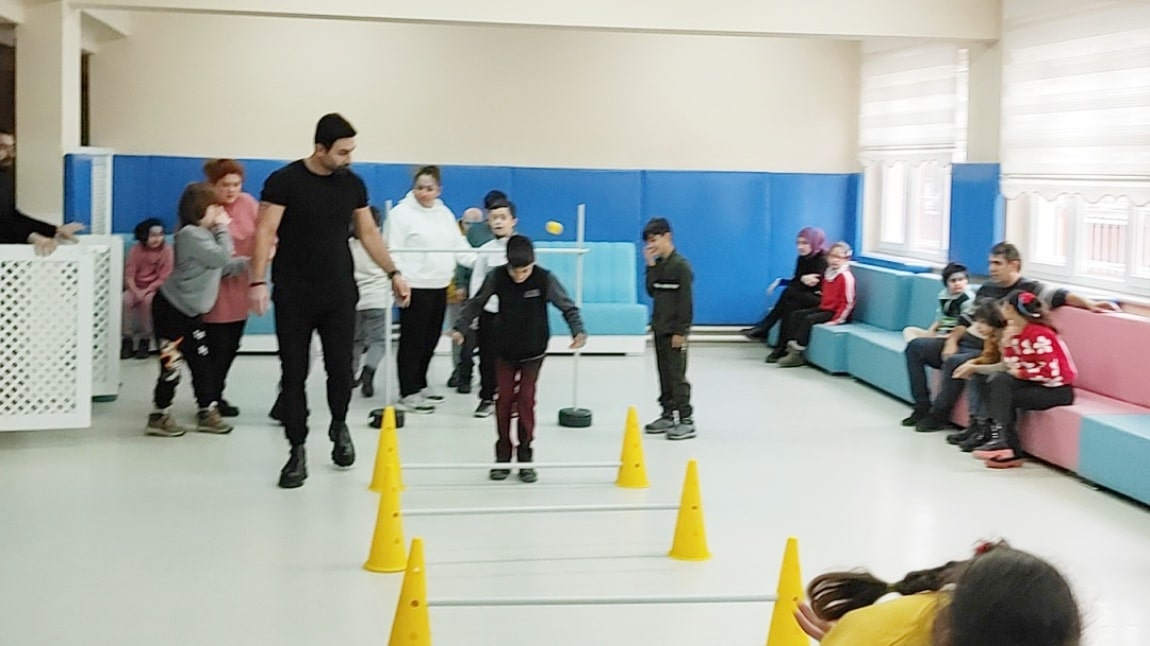 Dönem sonu faaliyetleri kapsamında, sportif faaliyetler ve geleneksel çocuk oyunlarından, halat çekme, yumurta taşıma gibi yarışmalarla öğrencilerimiz hem eğlenip hem spor yaptı. 